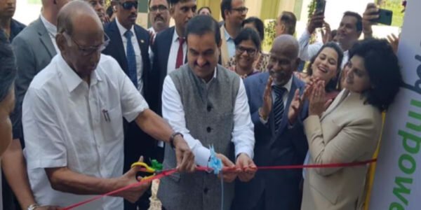 एनसीपी चीफ शरद पवार और कारोबारी गौतम अडानी के साथ दिखने पर भाजपा ने सवाल उठा दिए हैं। यहां तक कि इसे राहुल गांधी और शरद पवार के बीच बढ़ती दरार तक से जोड़कर देखा जा रहा है। इस काफी ट्वीट हुए हैं।
